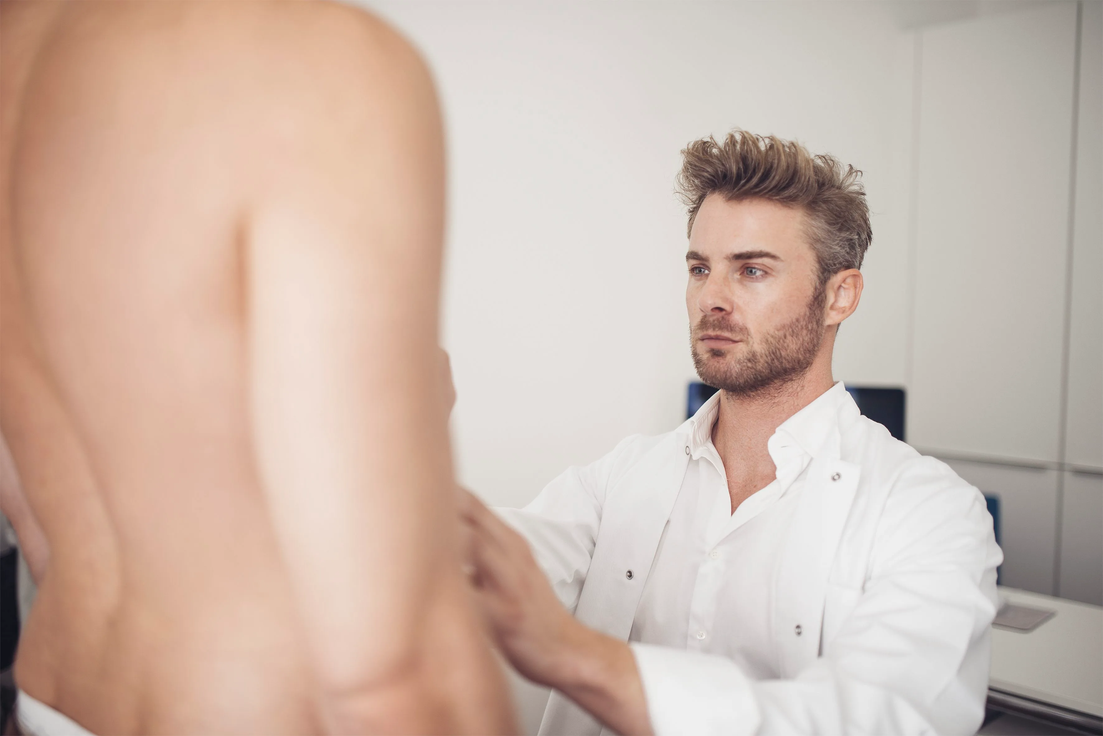 Dr. Rüger bei der Patientenberatung - Präzise Analyse